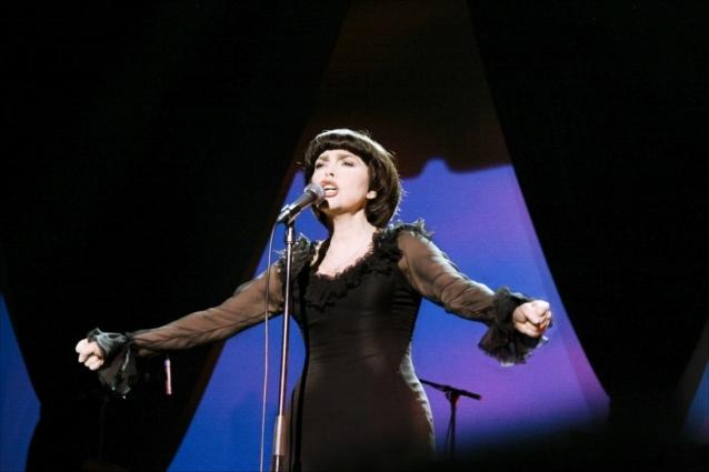 Mit einem neuen Album unter dem Titel Noël versüßt der Spatz von Avignon mit seiner Musik uns den Heiligen Abend. Weihnachten Mireille Mathieu Noël