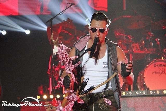 Andreas Gabalier feiert seinen Ehrentag mit seinen Fans. In Innsbruck gibt der Österreicher heute ein Konzert. Andreas Gabalier Geburtstag 31