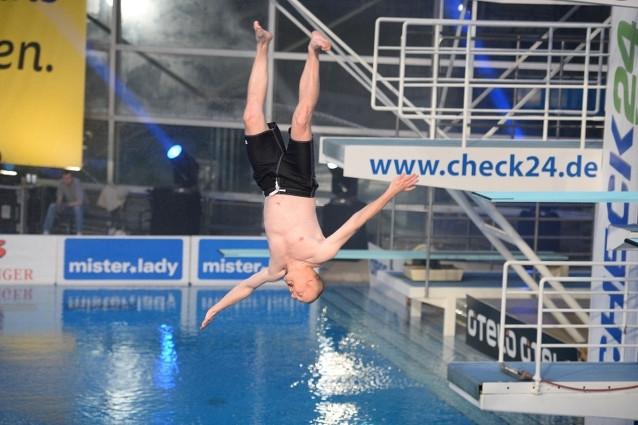 Stefan Raab konnte sich beim Turmspringen noch nie eine Medaille sichern. Vielleicht schafft er es diesmal. Stefan Raab Turmspringen
