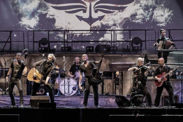 Das Foto stammt noch von der letzten Tour. Mittlerweile sind Santiano mit ihrem aktuellen Album „Von Liebe, Tod und Freiheit“ und einer neuen Show unterwegs. Santiano Konzert Hamburg Nachbericht