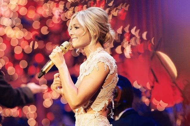 Helene Fischer steht mit Weihnachten erneut auf Platz eins der Album-Charts. Über 500.000 Mal ging die CD bereits über die Ladentheken. Helene Fischer Weihnachten