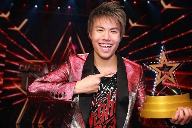 Sänger Jay Oh konnte sich gestern Abend gegen seine elf Konkurrenten durchsetzen. Er gewann 100.000 Euro und einen Auftritt in Las Vegas. Supertalent 2015 Gewinner Jay Oh