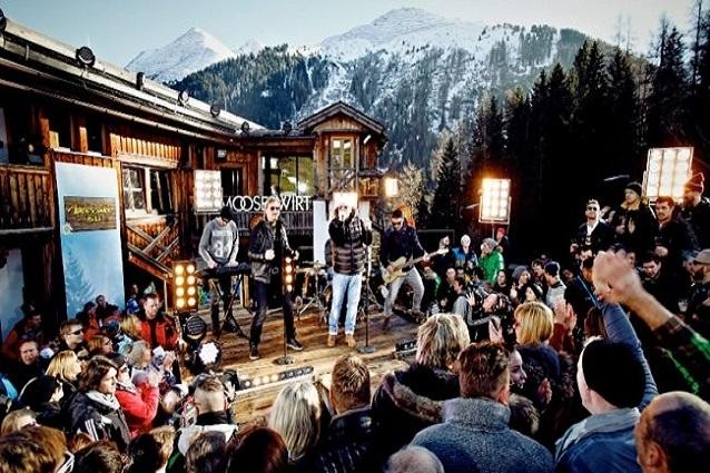 Ein Winterurlaub ohne Après Ski? Undenkbar! Für alle Daheimgebliebenen gibt es die besten Songs zum Mitfeiern bei Après Ski Hits 2016. Après Ski Hits 2016