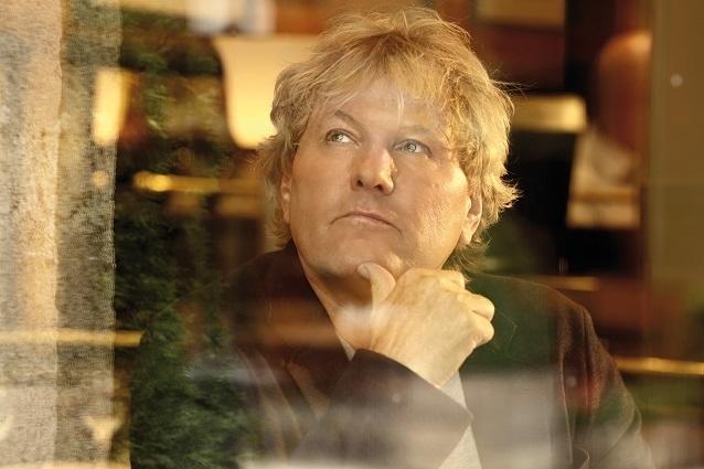Bernhard Brink ist für seinen Witz bekannt – doch auch über ernste Themen kann man mit dem 63-Jährigen sprechen. Bernhard Brink Interview Sterbehilfe Schicksal