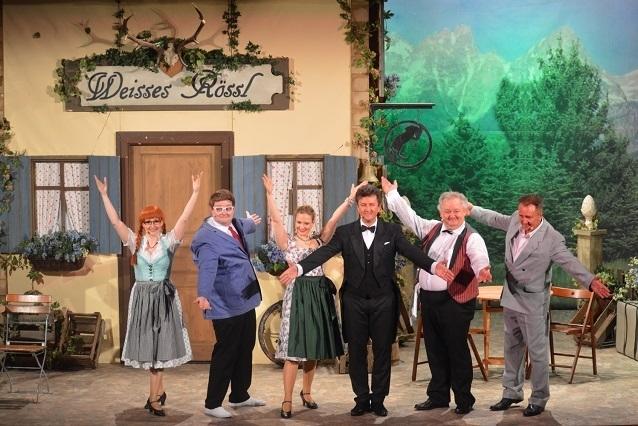 Die Truppe rund um Peter Grimberg lädt ein zu einem Revival der Unterhaltungskultur der 60er Jahre mit einer Hommage an Peter Alexander und Heinz Erhardt. Peter Alexander Musical