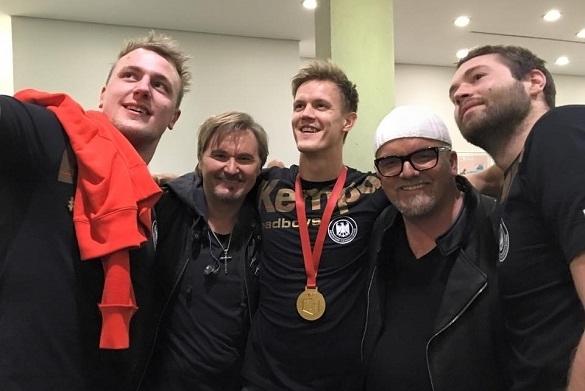 Geboren, um dich zu lieben: Mit diesem Titel überraschten DJ Ötzi und Nik P. die Handball-Europameister. Handball Nationalmannschaft EM