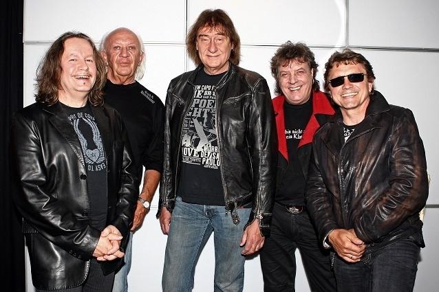 Nach über 4000 Konzerten verabschieden die Puhdys sich in die Rocker-Rente. Der MDR ehrt diese einzigartige Karriere mit einer 90-minütigen Dokumentation. Puhdys Doku