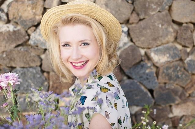 Bereits mit zehn Jahren lernte Sarah Jane Ukulele spielen und bleibt diesem Sound bis heute treu. Das verleiht ihren Liedern ein wenig Urlaubsfeeling. Sarah Jane Scott Videopremiere