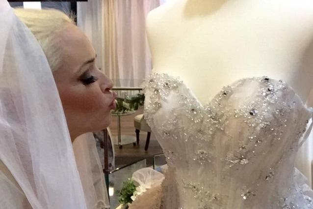 Ein Traum in Weiß: diese Modell könnte zu den Vorstellungen von Daniela gut passen. Aber ist auch der Rock so wie sie ihn sich wünscht? Daniela Katzenberger Brautkleid
