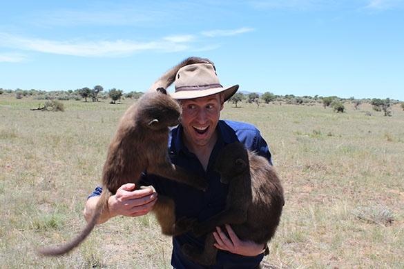 Der gut gelaunte Moderator und Schlagersänger ist immer für Neues zu haben. Dieses Mal zeigt es ihn in das exotische Namibia. Maxi Arland Schlagersafari in Namibia Ostersonntag