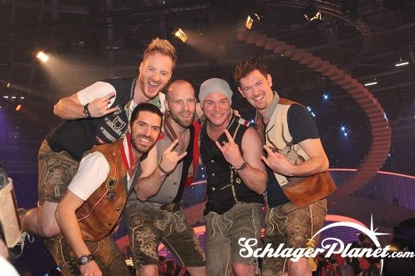 Michi von voXXclub und seine Frau Miriam haben ihr erstes gemeinsames Kind bekommen. voXXclub Michi Vater Baby
