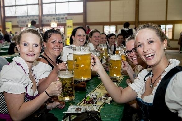 Dirndl Spaß und Schlagerstars HR Wiesnfest