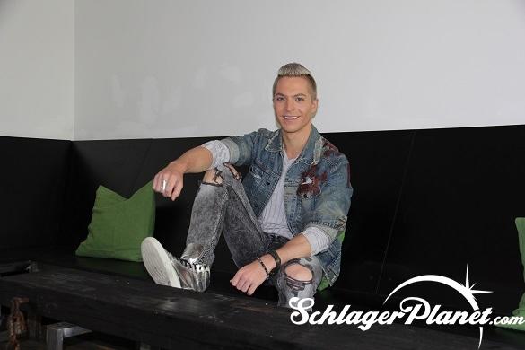 Julian zu Besuch bei SchlagerPlanet. Im Gepäck: Gute Laune und spannende Neuigkeiten. Julian David Interview 2016