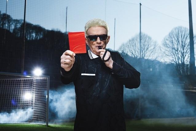 Heino ist schon seit 50 Jahren in der Musikbranche und begeistert noch immer mit neuen Ideen. Heino Arschkarte