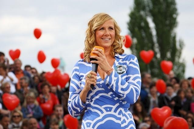 Andrea Kiewel ist einer der Gründe, warum sich der ZDF-Fernsehgarten bereits seit etlichen Jahren quotenstark halten kann. ZDF-Fernsehgarten Andrea Kiewel