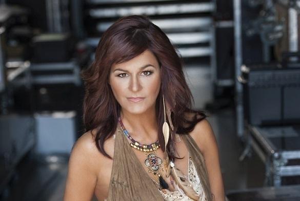 Bereits bei Florian Silbereisens Das große Schlagerfest enthüllte Andrea Berg das Bühnen-Modell für ihre Tour 2016. Nun verbreitet sie es auch über ihren Facebook-Kanal. Seelenbeben Andrea Berg Album Tour 2016 Drache