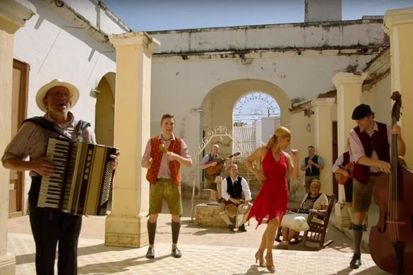 Aus ihrem aktuellen Album Servus Cuba! veröffentlicht die Gruppe ihre zweite Singleauskopplung Schwiegermutter tanz amoi. Passend dazu präsentieren sie ein sommerlich anmutendes multikulturelles Musikvideo. CubaBoarischen Musikvideo Schwiegermutter tanz amoi Servus Cuba!