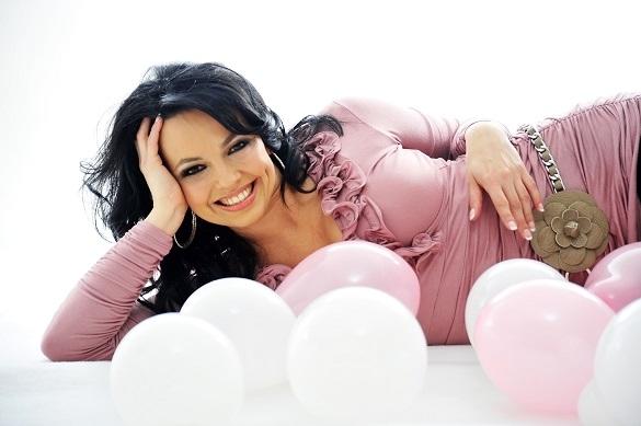 Petry Frey ist Schlagersängerin Dancing Star und nun auch Mutter. Vor wenigen Tagen kam ihre kleine Tochter Zoe zur Welt. Petra Frey Baby Mutter