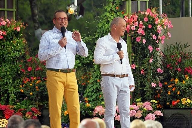 Die beiden Moderatoren Michael Harles und Volker Heißmann erkunden heute Abend nicht nur die Blumen der Landesgartenschau, sondern begrüßen auch große Gäste. Auf geht’s zur Landesgartenschau in Bayreuth