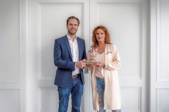 Neben Andrea Berg erwarbt auch Udo Lindenberg der Nummer 1 Preis für das erreichen der deutschen Chartspitze. Doch wofür steht dieser Preis wirklich? Andrea Berg Nummer 1 Preis Charts
