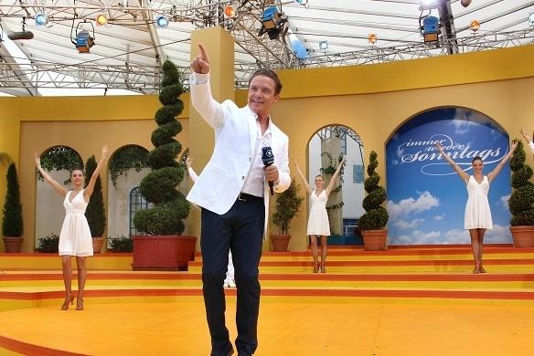 Seit über zehn Jahren moderiert Stefan Mross nun Immer wieder sonntags. Dabei hat er sich bereits eine feste Fangemeinde erarbeitet. Immer wieder sonntags SWR Stefan Mross