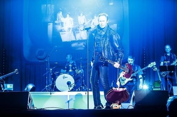 Mit seinem Hüftschwung bringt Peter Kraus die Frauen seit 60 Jahren um den Verstand. Auch gestern Abend ist ihm das wieder einmal gelungen! Peter Kraus Tour Finalkonzert Berlin