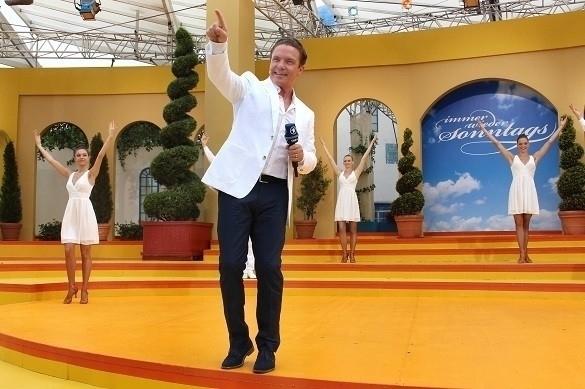 Stefan Mross ist einer der beliebtesten Immer wieder sonntags Moderatoren. Auch im Jahr 2017 geht er mit seiner Show auf Tour. Stefan Mross Tour 2017
