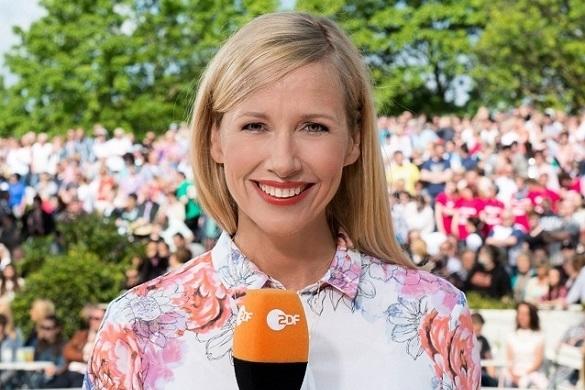 Immer wieder sonntags lädt Andrea Kiewel zum unterhaltsamen Beisammensein in den ZDF-Fernsehgarten ein. Heute dreht sich alles um die Kugel. Andrea Kiewel Fernsehgarten ZDF