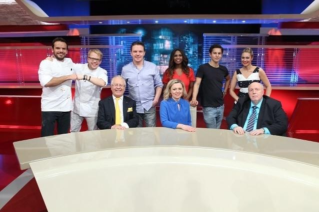 Lächeln für´s Gruppenfoto: Steffen Henssler (ganz links), Stefan Mross (vierter von links), Motsi Mabus (vierte von rechts) und Tim Oliver Schultz (dritter von rechts). Stefan Mross Grill den Henssler