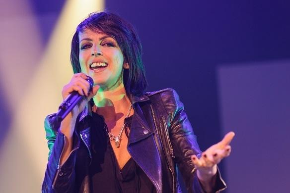 Nena ist seit Jahrzehnten im Deutschen Musikgeschäft erfolgreich. 2016 begibt sie sich für drei Konzerte auf Amerika-Tour. Nena Tour USA