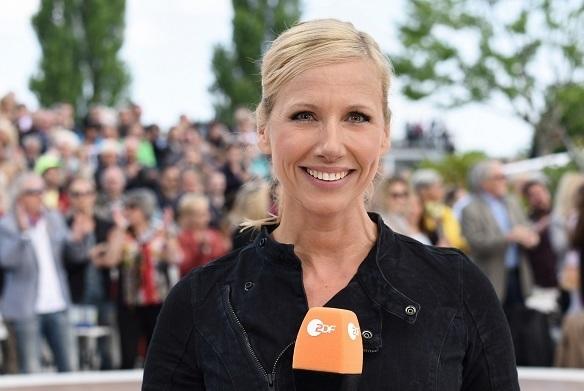 Heute steht der Fernsehgarten ganz im Zeichen des Fußballs. Auch die musikalischen Gäste haben ihren Beitrag zur EM geleistet. ZDF-Fernsehgarten Andrea Kiewel EM 2016