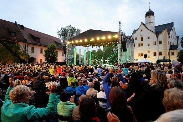 Das Open Air Die Schlager des Sommers erhält dieses Jahr einige Neuerungen. Unter anderem wird nun eine Rundbühne eingesetzt. Florian Silbereisen Die Schlager des Sommers MDR