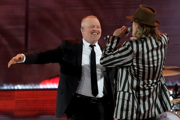 Seit Monaten bleibt Stefan Raab der Öffentlichkeit fern. Nun begleitete er Udo Lindenberg in Hamburg für zwei Songs mit dem Schlagzeug. Stefan Raab Udo Lindenberg Hamburg