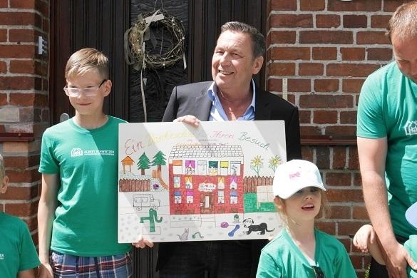 Das persönliche Dankeschön der Kinder für den Kinderdorf-Botschafter Roland Kaiser Roland Kaiser ECHO Kinderdorf