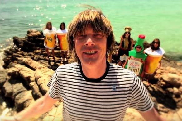 Mickie Krause ist in dem Video voll in seinem Element: Sonne, Spaß und Ballermann-Felling. Mickie Krause Musikvideo