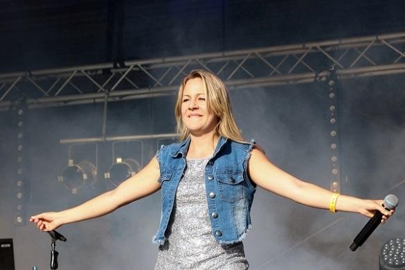 Sabrina Klüber auf der La Ola-Schlagerparty in Mannheim im Juli 2016. Sabrina Klüber Tausend Tränen