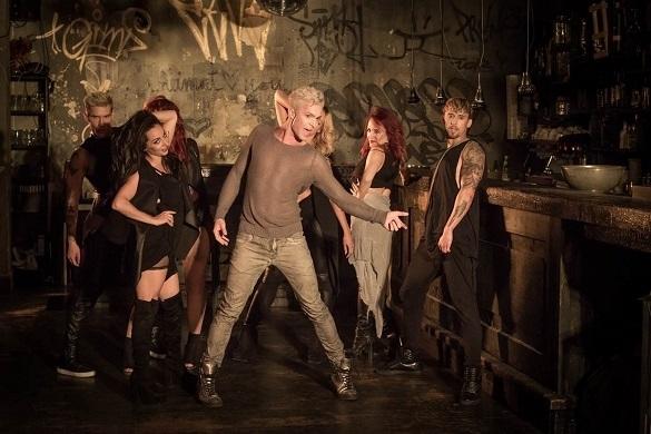 Schlagersänger Julian David gibt eine musikalische Neuausrichtung des Schlagers vor. Julian David Sommermix