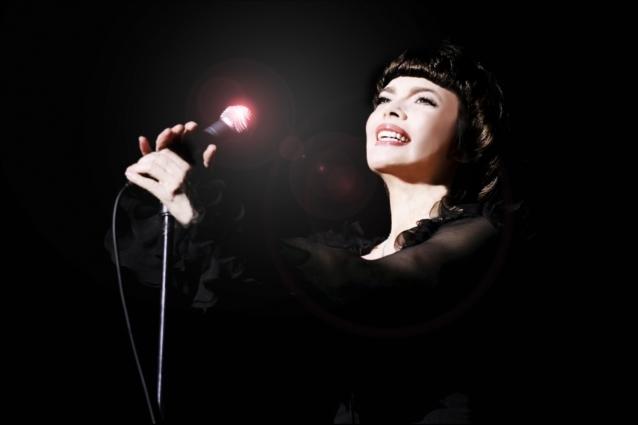 Mireille Mathieu steht auch nach sieben Jahrzehnten noch auf der Bühne. Mireille Mathieu Geburtstag Avignon