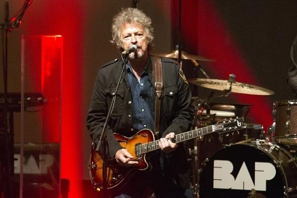 Wolfgang Niedecken und BAP sind seit 40 Jahren auf der Bühne zuhause. Gestern erfreuten sie ihre Berliner Fans mit einem Querschnitt aus ihren musikalischen Jahren. Wolfgang Niedecken BAP Berlin