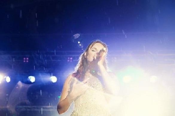 Am Freitag spielte das Wetter nicht ganz mit beim Heimspiel. Andrea Berg und ihre Fans ließen sich davon aber nicht stören. Andrea Berg Heimspiel 2016