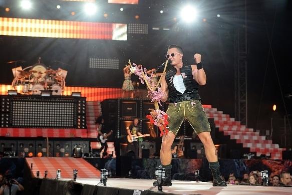Vor 70.000 Fans rockte Andreas Gabalier in München im Olympiastadion. Andreas Gabalier München Olympiastadion