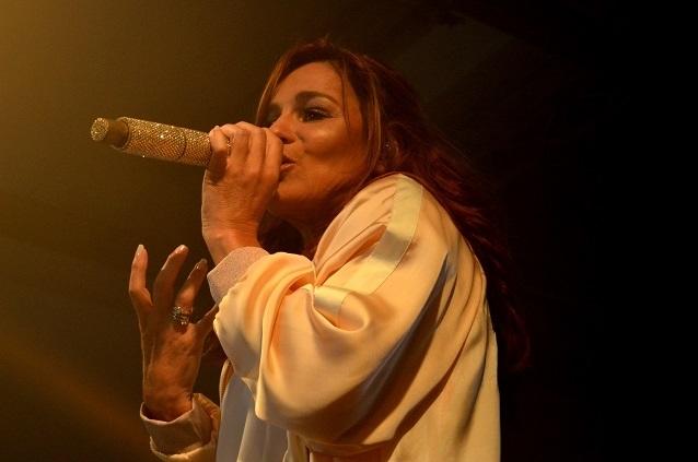 Gestern Abend gab es ein ungewöhnliches Andrea Berg Konzert. Im Publikum waren in etwa so viele Leute, wie normalerweise für ihre Konzerte zuständig sind. Andrea Berg Clubkonzert