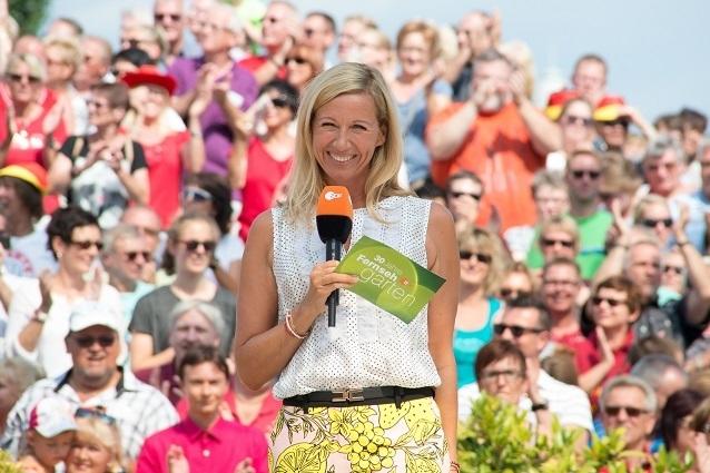 So sommerlich präsentierte Andrea Kiewel vergangenen Sonntag den ZDF-Fernsehgarten. Heute, am 21. August 2016, zeigt das ZDF eine neue Folge. Andrea Kiewel ZDF-Fernsehgarten