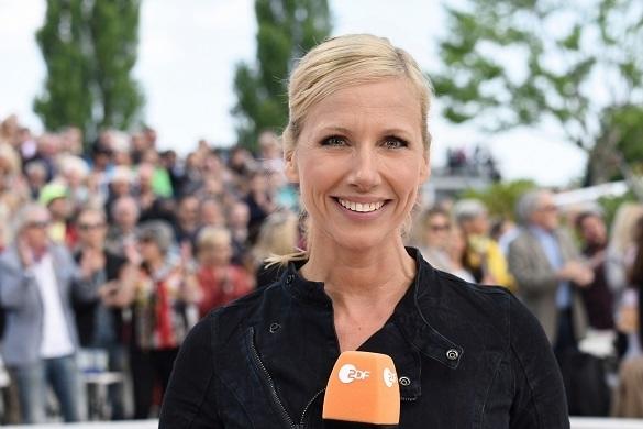 Heute zeigt Kiwi mal wieder, dass der Fernsehgarten eine Multi-Unterhaltungssendung ist. Neben Krimi-Stimmung kommt auch der Schlager nicht zu kurz. Andrea Kiewel ZDF Fernsehgarten