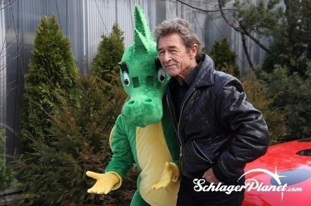 Durch die Märchenfigur Tabaluga konnten nicht nur bereits unzählige Menschen durch die wunderschönen Geschichten berührt werden! Mittlerweile steht der kleine Drache auch für großartige Hilfsprojekte für Kinder und Jugendliche. Peter Maffay Tabaluga