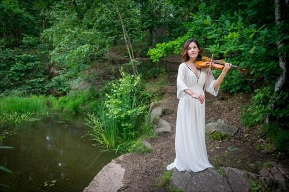 Franziska Wieses Songs sind ein neues und auch echtes Hörerlebnis. Die Sängerin verzaubert nicht nur durch ihre Musik, sondern auch durch ihre Texte. Franziska Wiese schönste Songs