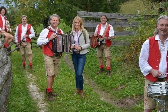 Land, Leute und Lieder! Das ist das Motto der Musiksendung, die diesmal in Südtirol Halt macht. Musik in den Bergen BR