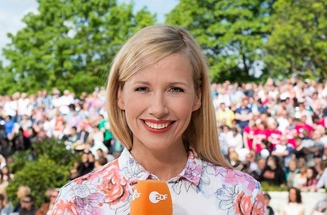 Moderatorin Andrea Kiewel zaubert den Zuschauern des ZDF-Fernsehgartens schon seit dem Jahr 2000 ein Lächeln ins Gesicht. ZDF Fernsehgarten Geburtstag