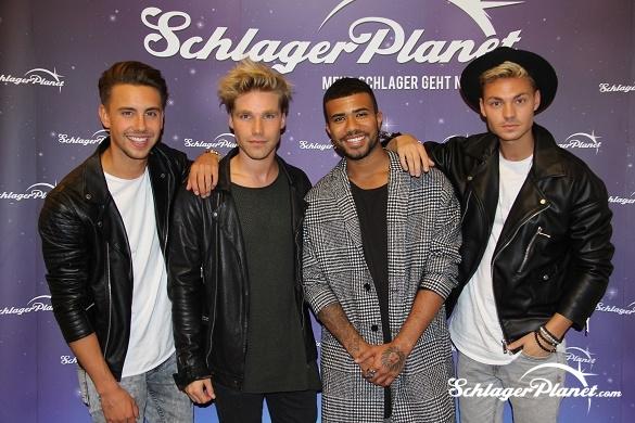 Feuerherz brachten am 16.09. ihr brandneues Album Genau wie du heraus. Bereits in der ersten Woche schossen sie damit auf Platz eins der Schlagercharts. Feuerherz Interview SchlagerPlanet