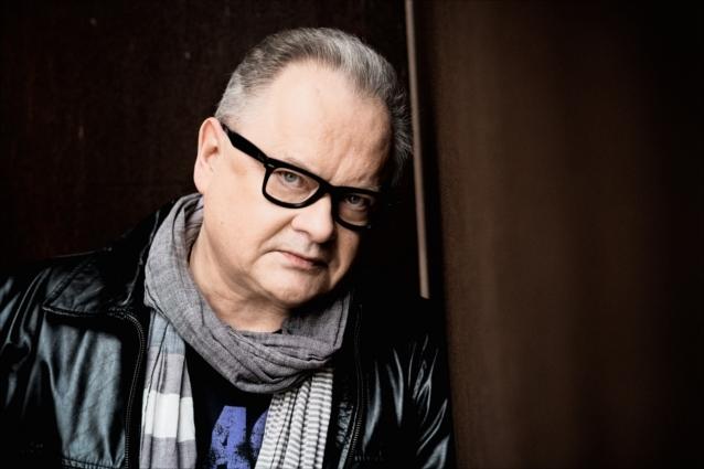 Heinz Rudolf Kunze erweist einer Reihe von Songs mit „Meisterwerke: Verbeugung“ eine Ehrerbietung. Heinz Rudolf Kunze